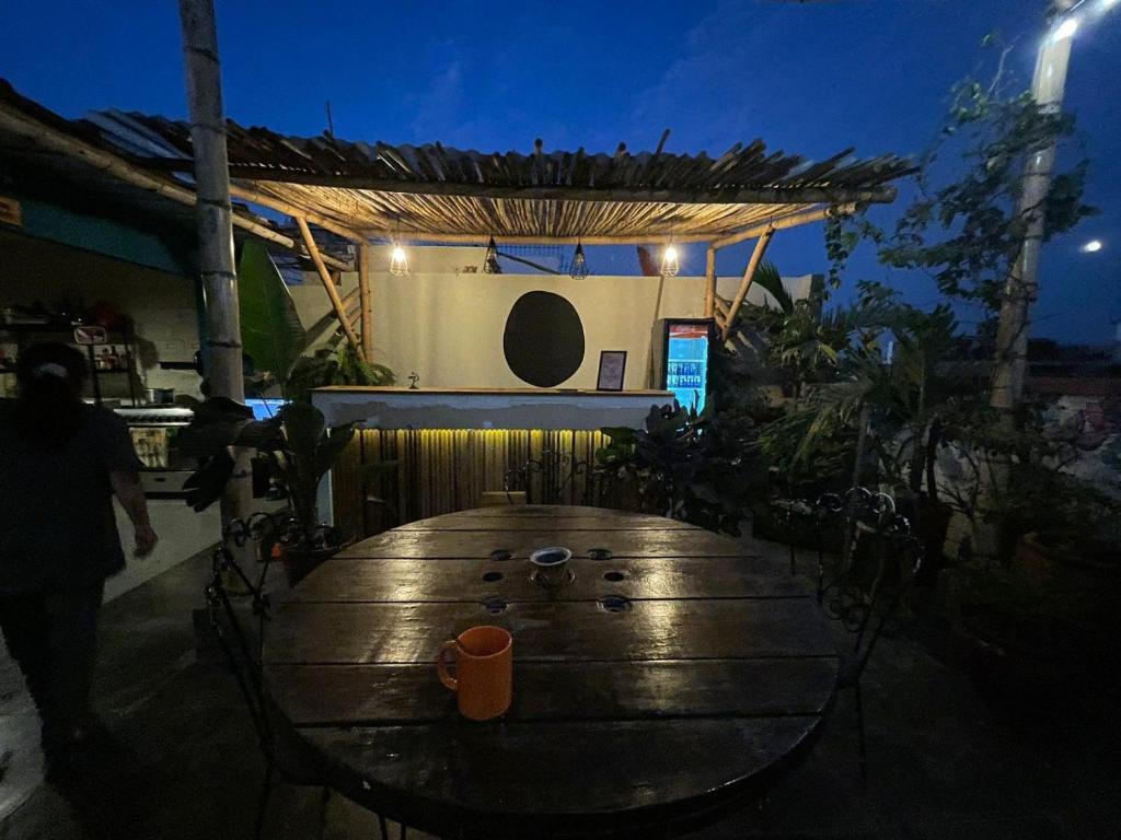 a table and chairs in a restaurant at night at yaqtahostel in Trujillo