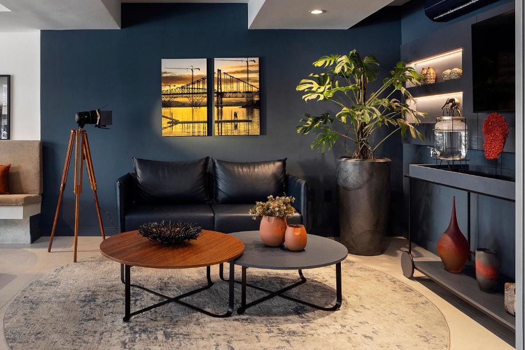 a living room with a couch and a table at Valerim Florianópolis in Florianópolis