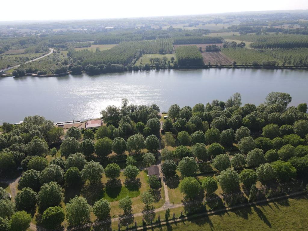 una vista aérea de un río con árboles en CAMPING LA CLE DE SAONE, en Crêches-sur-Saône