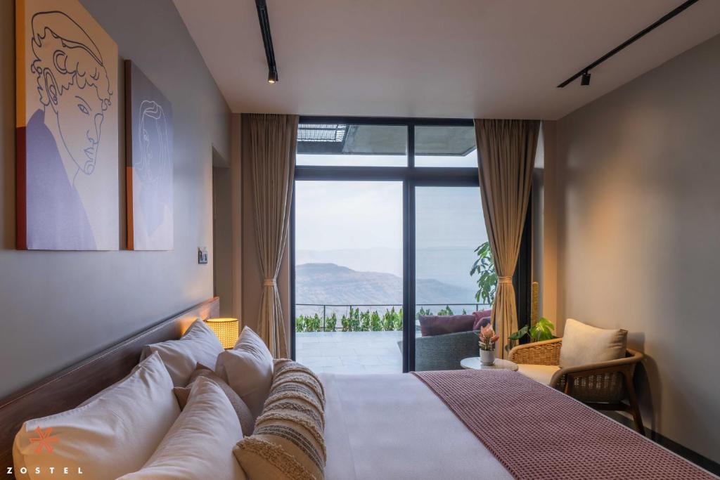 Zostel Plus Panchgani - Premium Room (with Valley-side Garden Lounge)