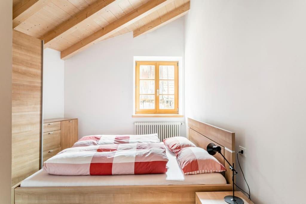 Postel nebo postele na pokoji v ubytování Appartamento rustico con stube e balcone