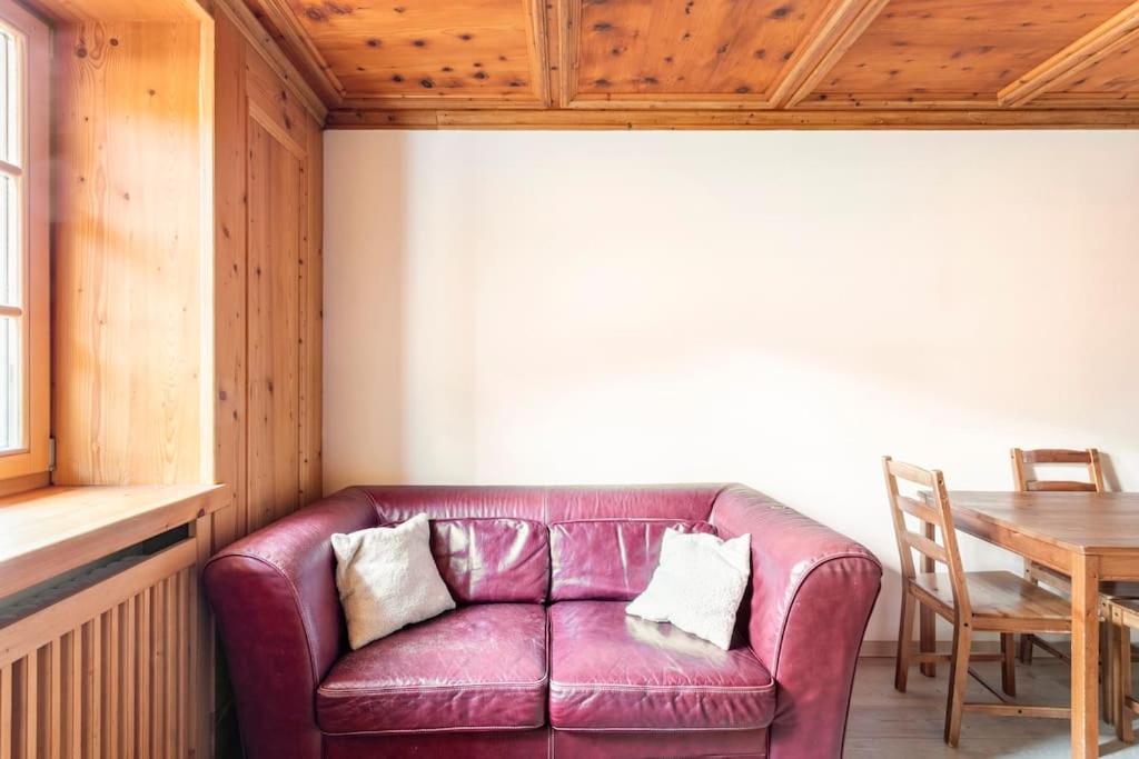 Posezení v ubytování Appartamento rustico con stube e balcone