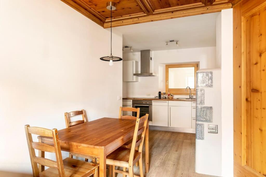 Kuchyň nebo kuchyňský kout v ubytování Appartamento rustico con stube e balcone