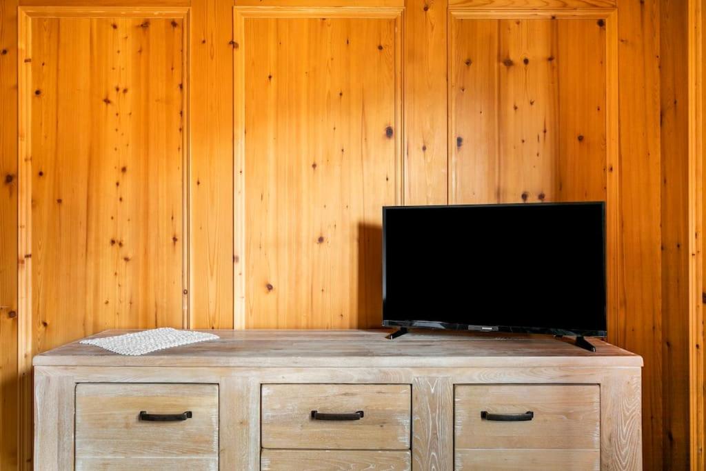 TV a/nebo společenská místnost v ubytování Appartamento rustico con stube e balcone