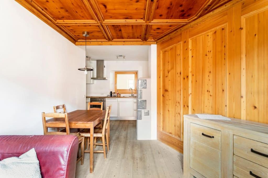 Kuchyň nebo kuchyňský kout v ubytování Appartamento rustico con stube e balcone