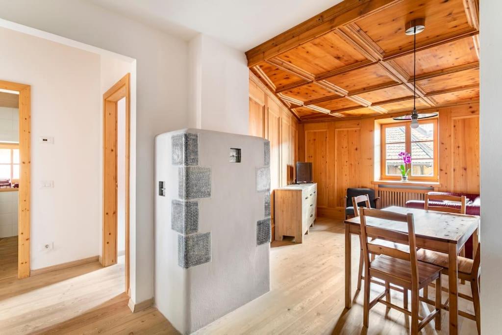 Kuchyň nebo kuchyňský kout v ubytování Appartamento rustico con stube e balcone