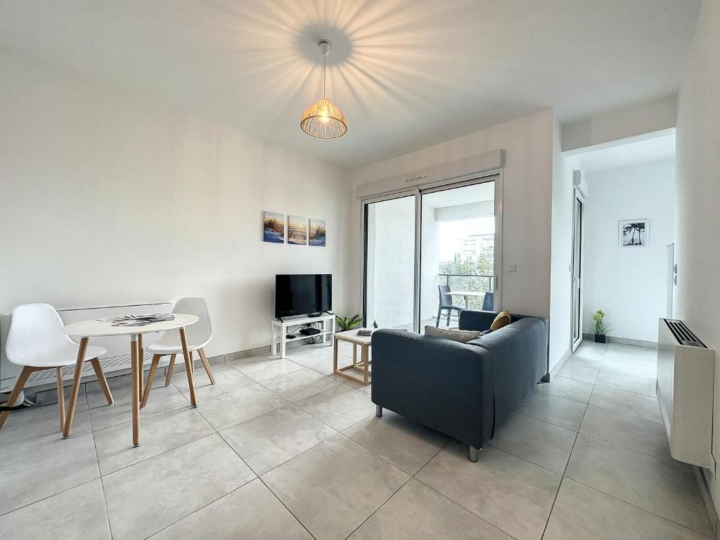 TV a/nebo společenská místnost v ubytování Le 121 - Appartement 101