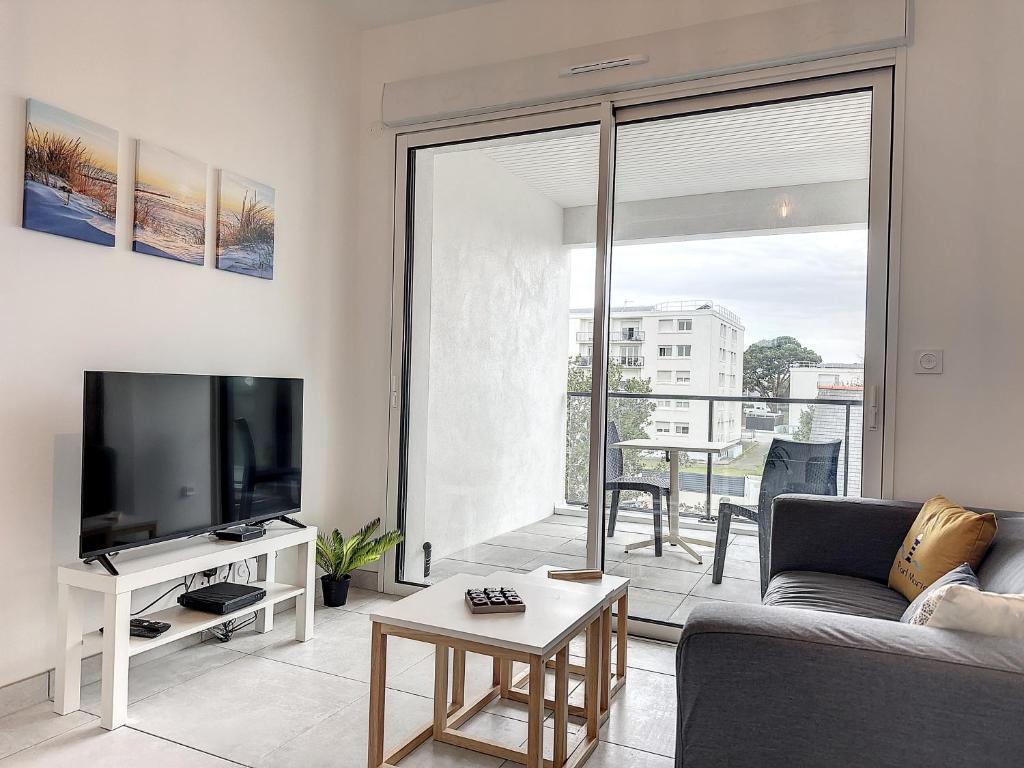 TV a/nebo společenská místnost v ubytování Le 121 - Appartement 101