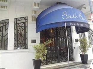 un paraguas azul frente a un edificio en Apt South Beach Residence Club, en Río de Janeiro