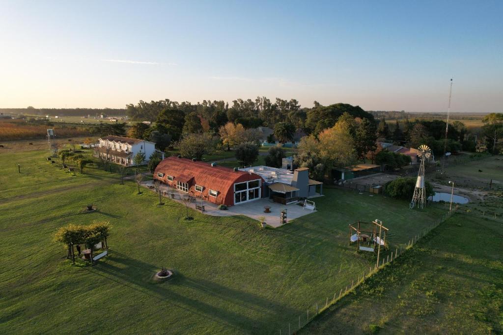 una vista aérea de una casa con un gran patio en La Santina Posada & Experiencias de Campo en San Pedro