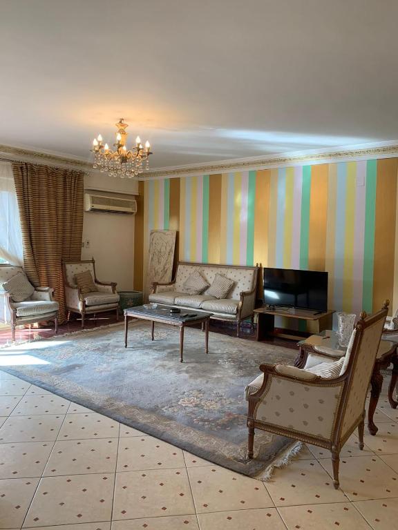 Posezení v ubytování Spacious home by Cornish El Maadi