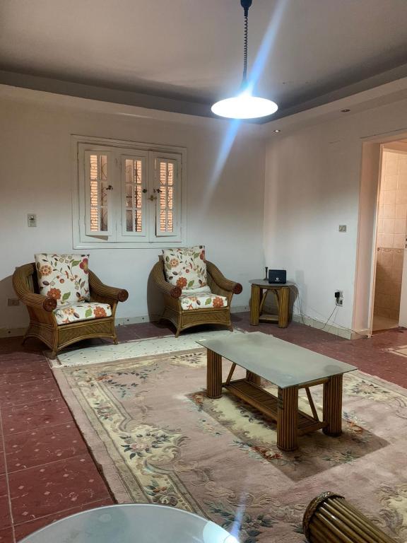 Posezení v ubytování Spacious home by Cornish El Maadi