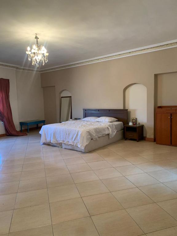 Postel nebo postele na pokoji v ubytování Spacious home by Cornish El Maadi