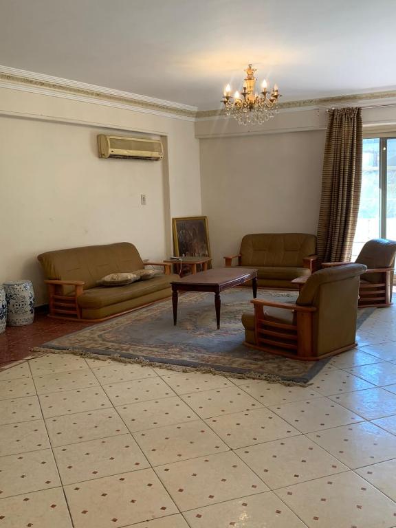 Posezení v ubytování Spacious home by Cornish El Maadi