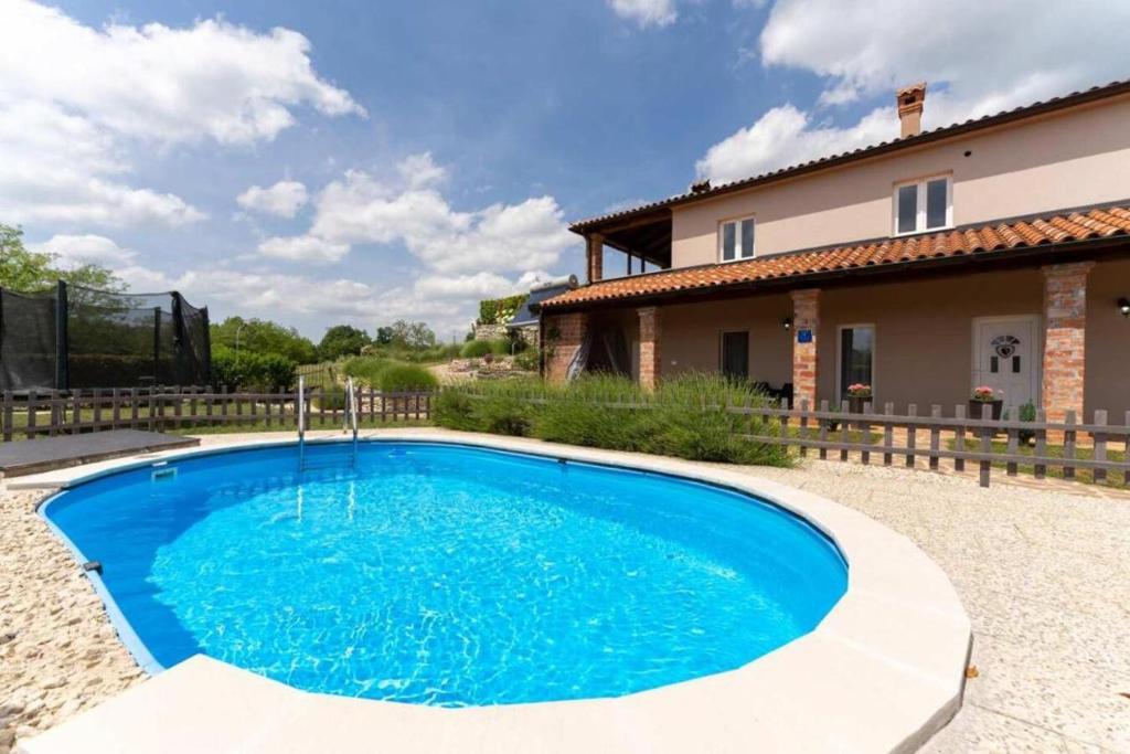 una imagen de una piscina frente a una casa en Casa Sara and Sasha near Motovun with private pool - Truffle Paradise en Oprtalj