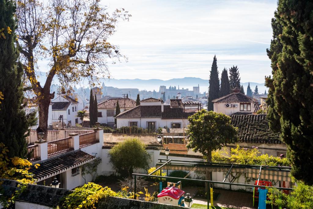uitzicht op de stad vanuit de tuinen bij Luminoso Alhambra View Suite - El Laurel in Granada