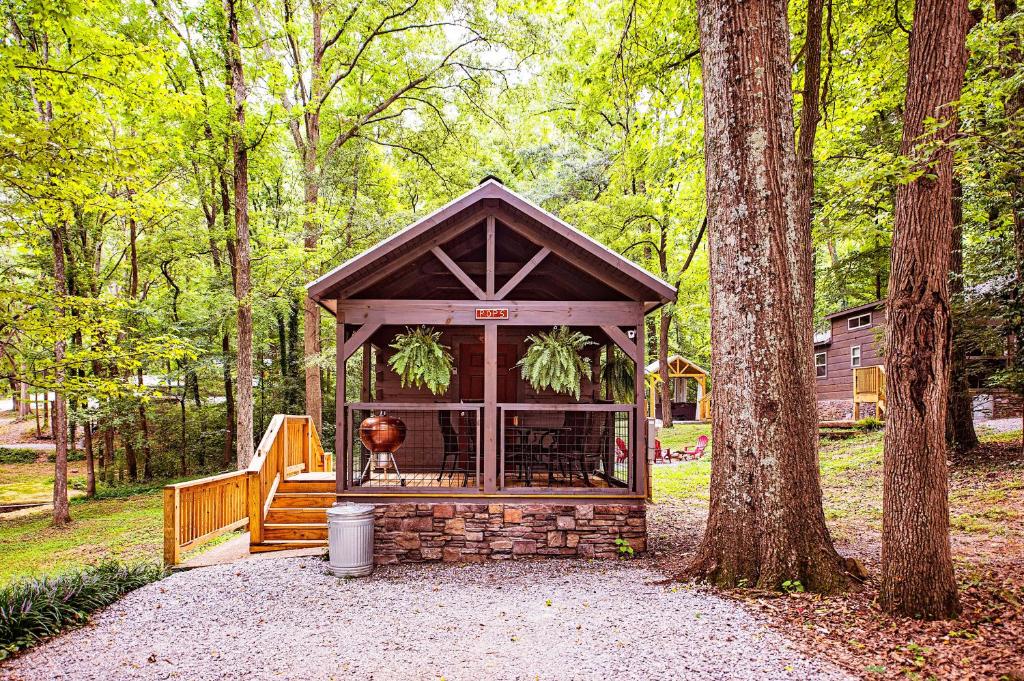 mały budynek w środku lasu w obiekcie Pops Cabin Lookout Mountain Luxury Tiny Home w mieście Chattanooga