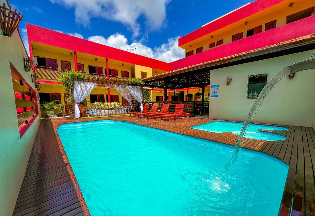 een zwembad op de binnenplaats van een hotel bij Pousada Villa Marceneiro Beach in Passo de Camarajibe