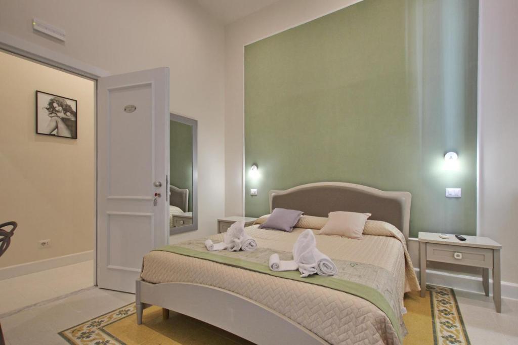 um quarto com uma cama com toalhas em Dreaming Rome Suites em Roma