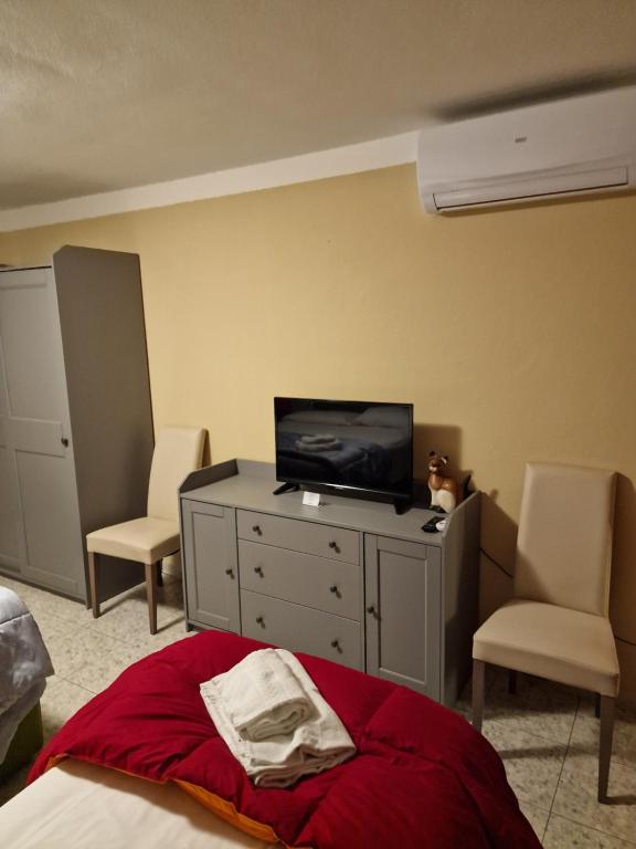 A television and/or entertainment centre at Locanda Al Centrale