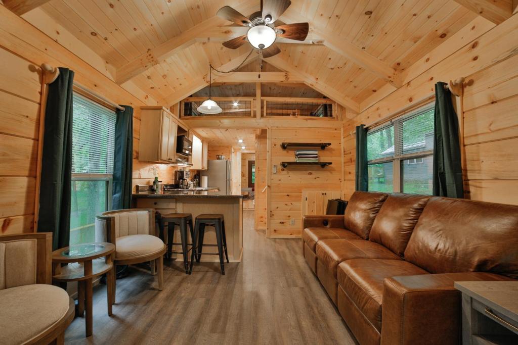 Posezení v ubytování Pops Cabin Lookout Mountain Luxury Tiny Home