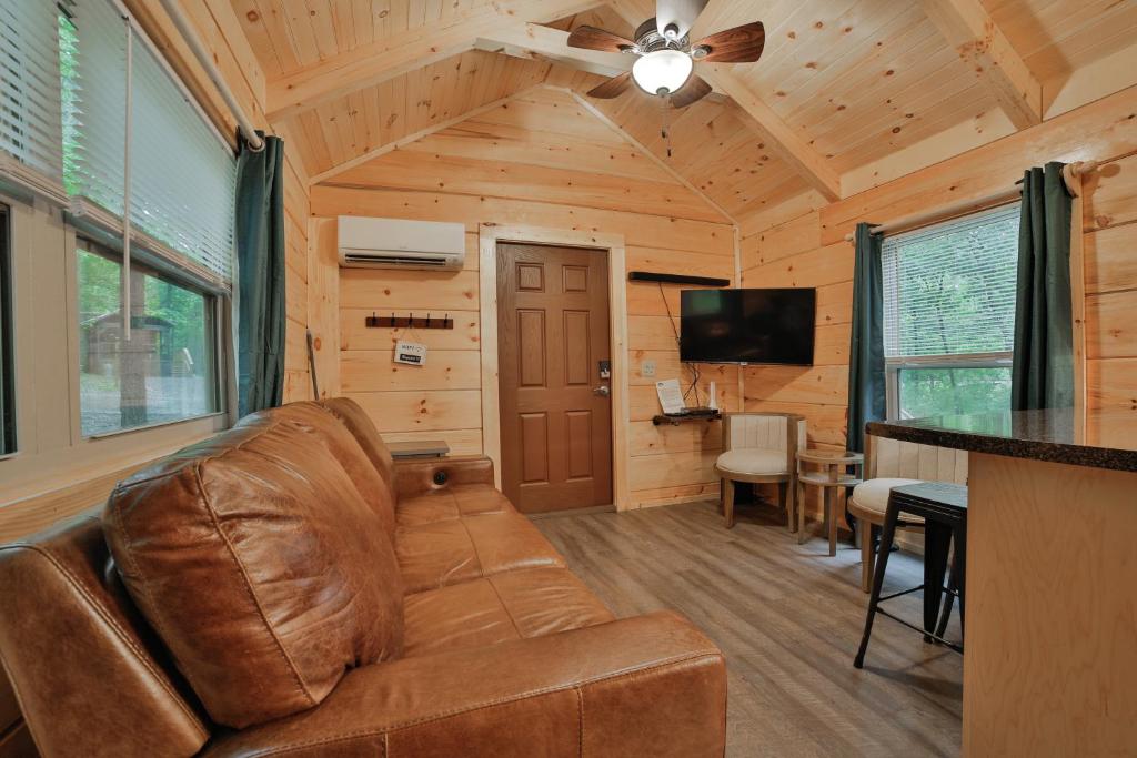 TV a/nebo společenská místnost v ubytování Pops Cabin Lookout Mountain Luxury Tiny Home