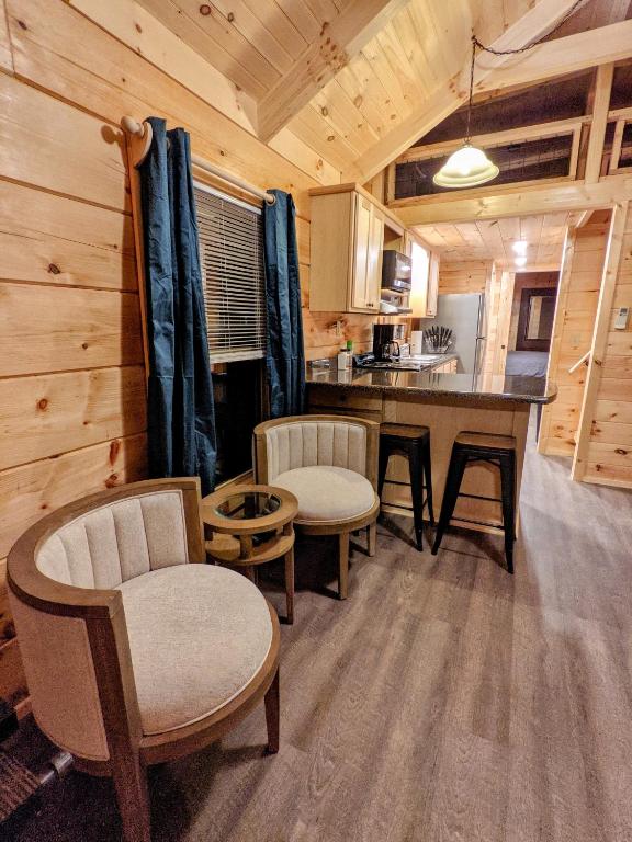 Posezení v ubytování Pops Cabin Lookout Mountain Luxury Tiny Home