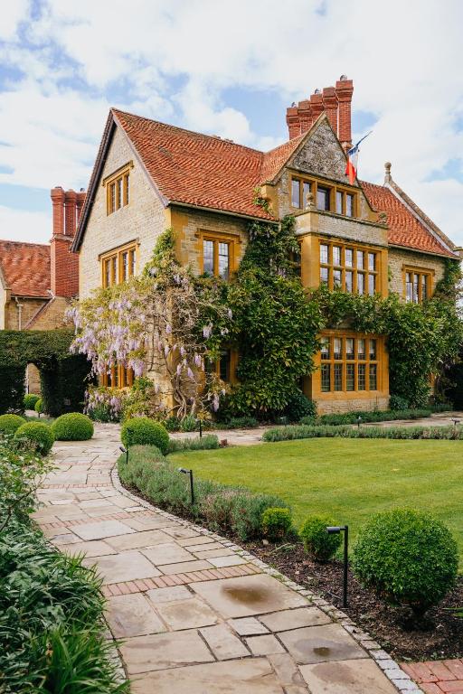 Le Manoir aux Quat' Saisons, a Belmond Hotel image 3 - Full view
