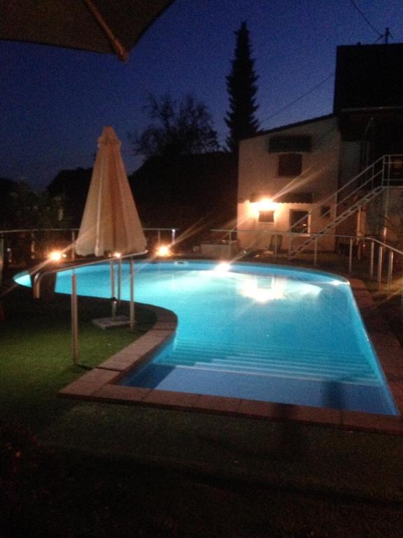 Bazén v ubytování Hotel Sonnenhof nebo v jeho okolí