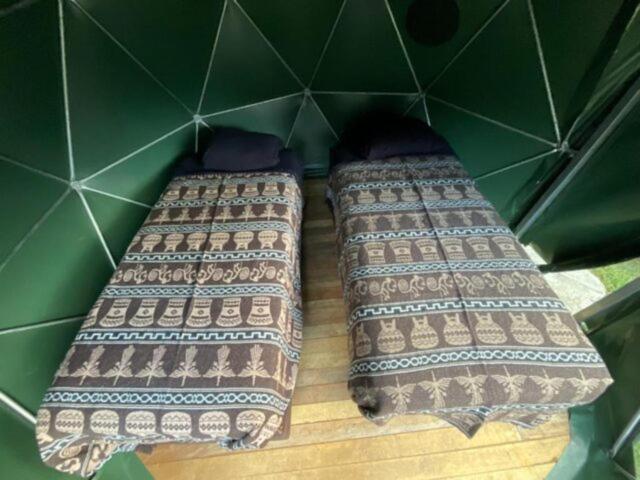 מיטה או מיטות בחדר ב-Sky Lodge Domes Chaullay