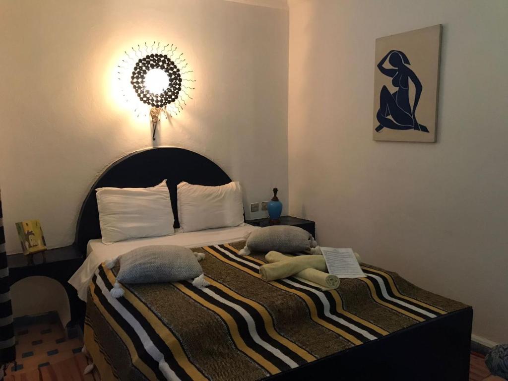 Vuode tai vuoteita majoituspaikassa Hôtel Riad Gnaoua