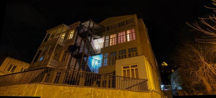 - un grand bâtiment avec un balcon sur le côté dans l'établissement Anna's cosy home in Abanotubani, à Tbilissi