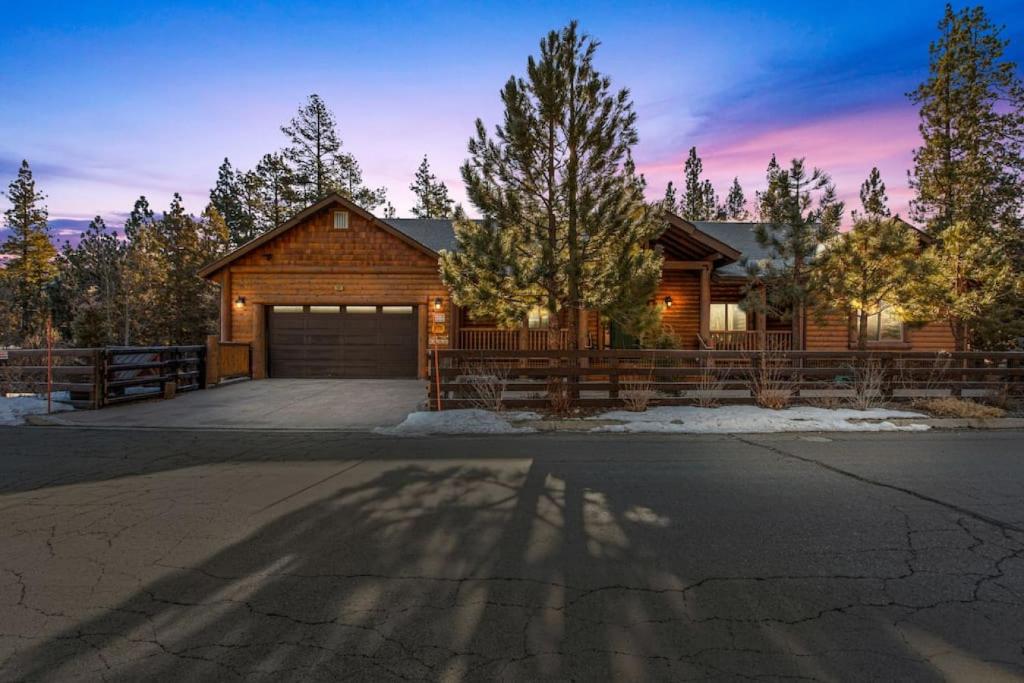 una casa di tronchi con garage e recinzione di Eagle Creek Lodge a Big Bear Lake
