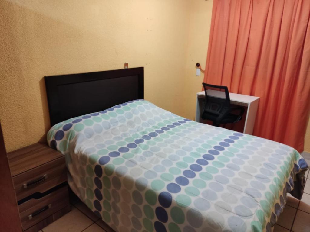 Säng eller sängar i ett rum på Habitación con 2 camas, baño exclusivo