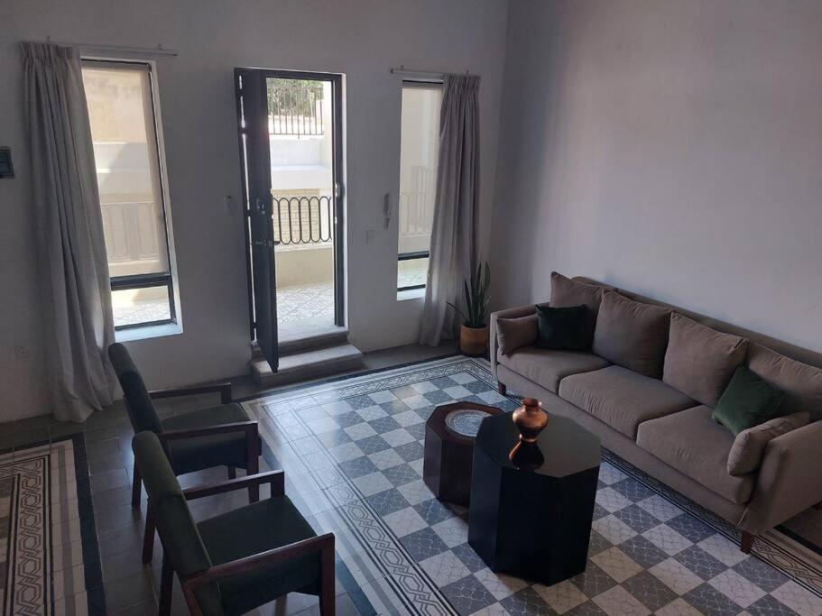 ein Wohnzimmer mit einem Sofa und einem Tisch in der Unterkunft Casa Monarcas - Eleonor (with AC) in Guadalajara
