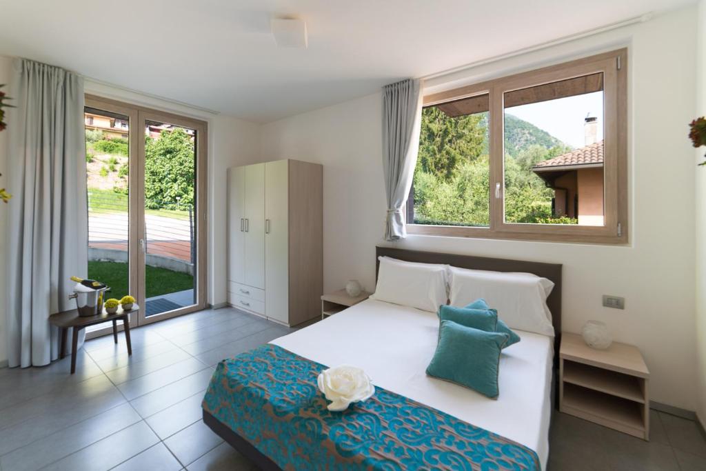 Een bed of bedden in een kamer bij Bellagio Village- 4 Apartments by the lake - Seasonal Warm Pool and Sauna