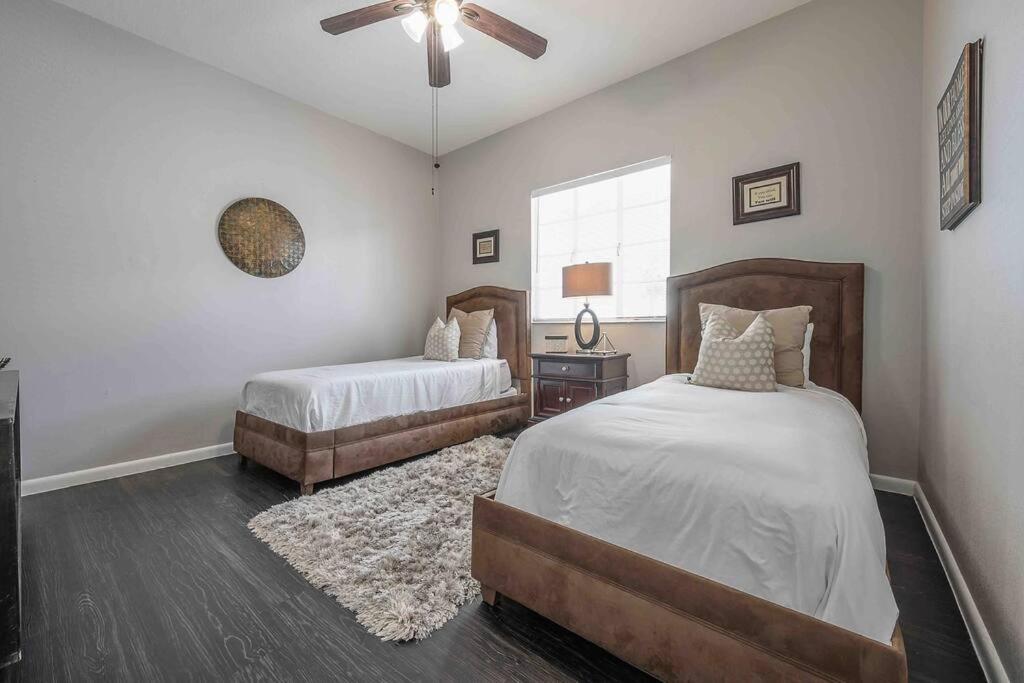 Postel nebo postele na pokoji v ubytování No Ho yellow door bungalow