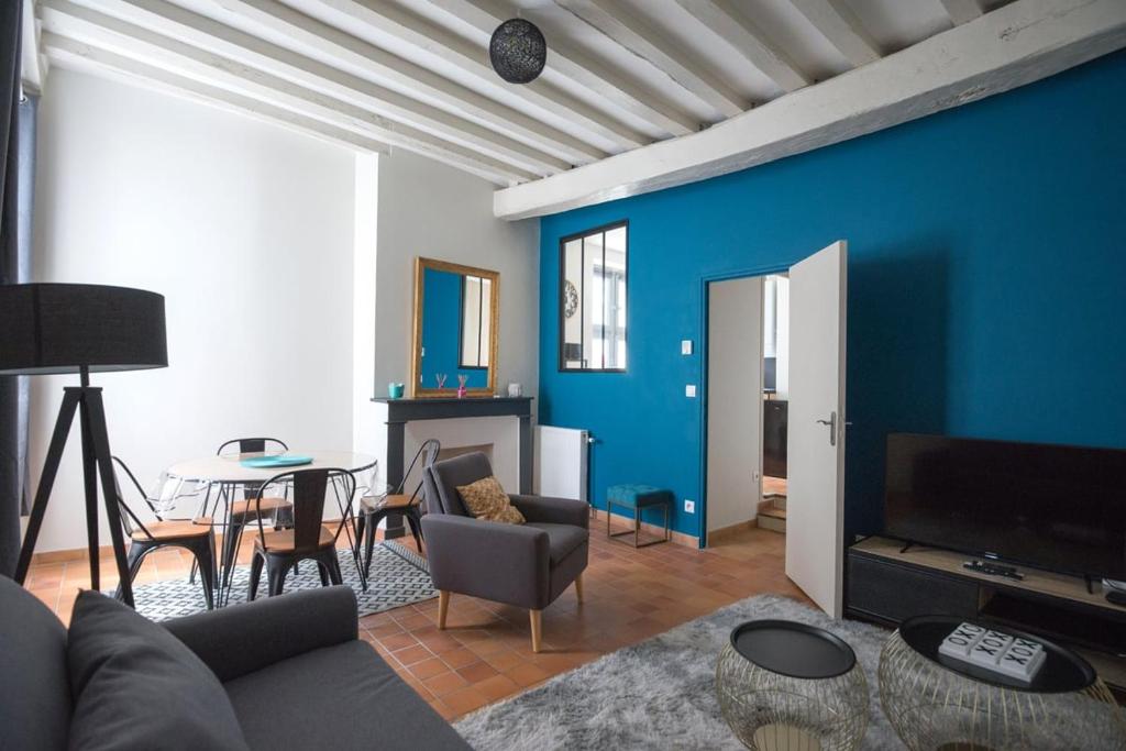 - un salon avec un canapé et une table dans l'établissement Magnifique appartement hyper centre de Loches, à Loches