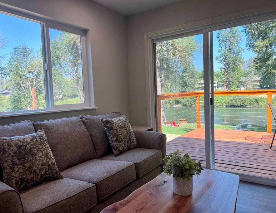 un soggiorno con divano e tavolo di Deluxe Cabin 1 - Rogue River Resort a Grants Pass