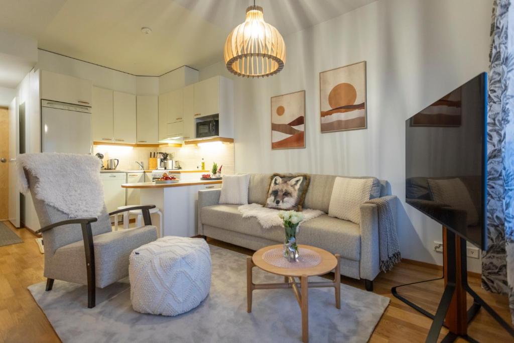 un salon avec un canapé et une table dans l'établissement Vasko luxurious suites, Luppo, à Rovaniemi