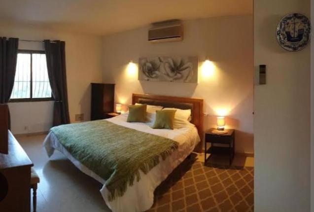 Un dormitorio con una cama grande y una ventana en Cuartos amueblados con servicios incluidos en Chapulco