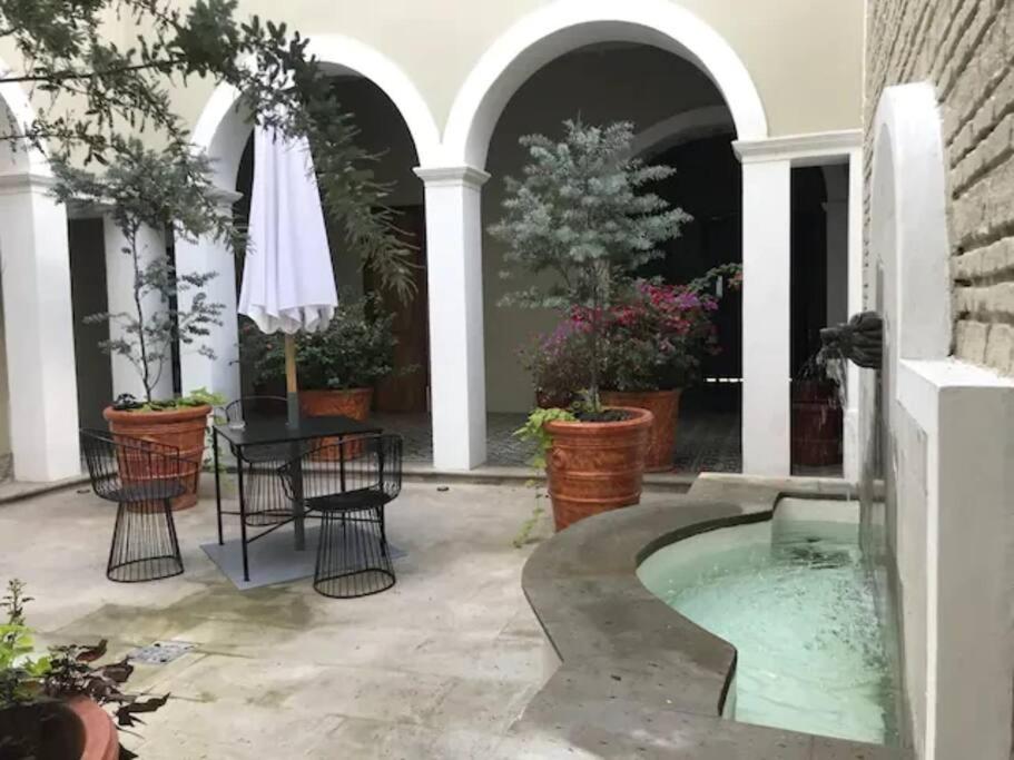 une terrasse avec un bain à remous, une table et des chaises dans l'établissement Casa Monarcas - Diana (with AC), à Guadalajara