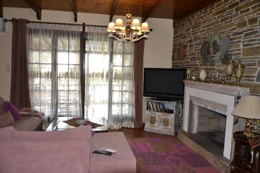A television and/or entertainment centre at Monica's Tropical Villa