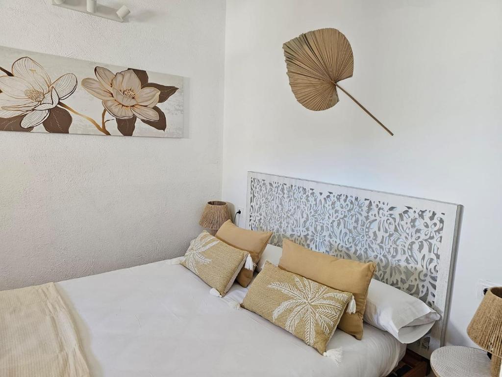 uma cama com almofadas num quarto em IMEDA Casa 6 Estrellas em Serra Nevada
