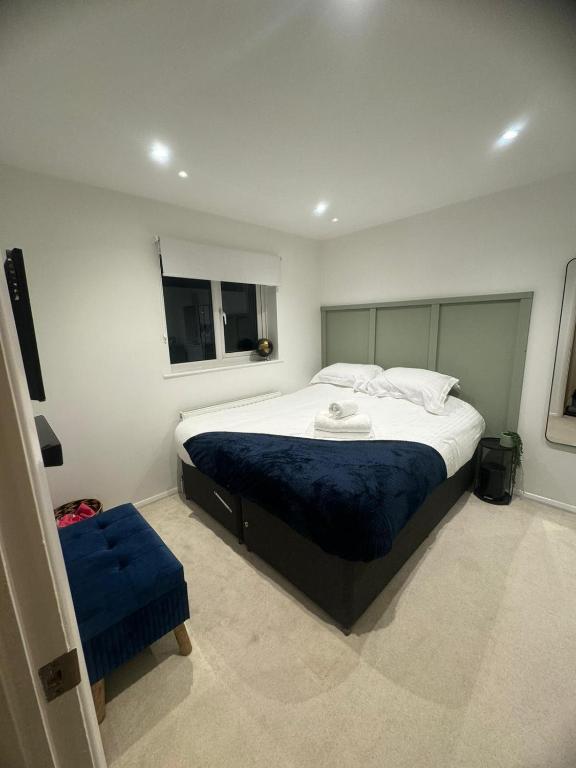ビッグルスウェイドにあるModern 1 Bedroom House in Biggleswadeのベッドルーム1室(大型ベッド1台、青い毛布付)