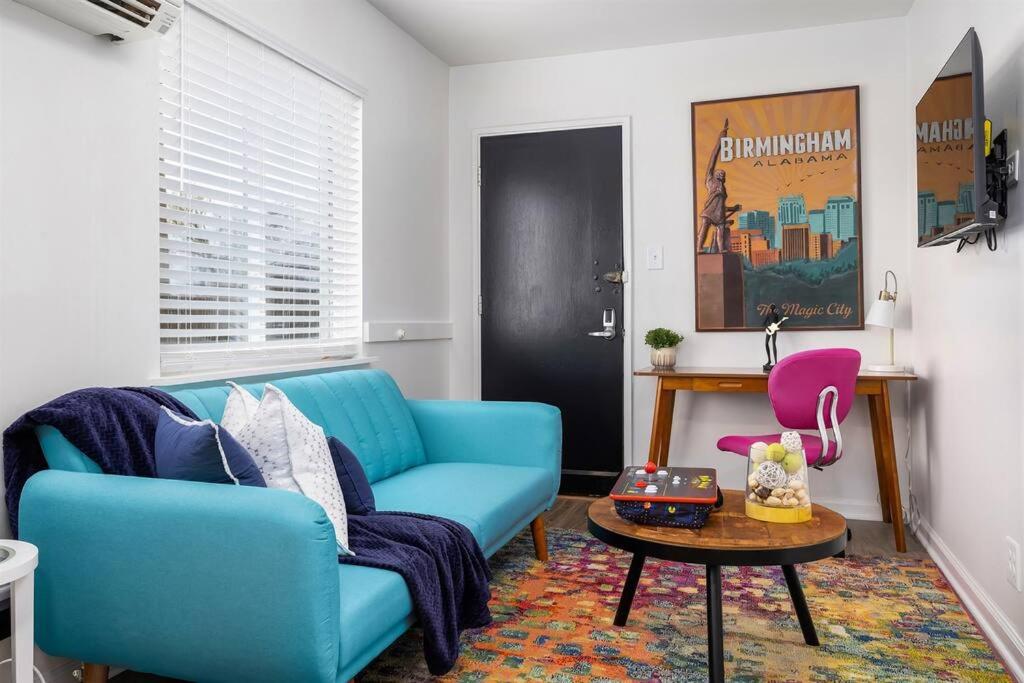 uma sala de estar com um sofá azul e uma mesa em Vulcan’s Hideout / Colorful C2 em Birmingham