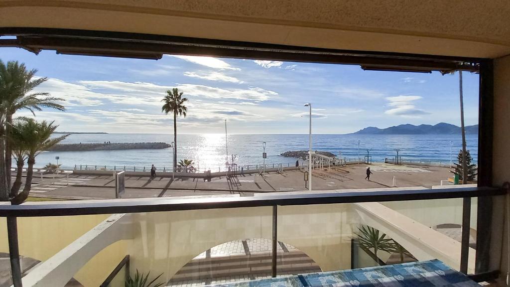 d'un balcon avec vue sur la plage. dans l'établissement Les terrasses, à Cannes