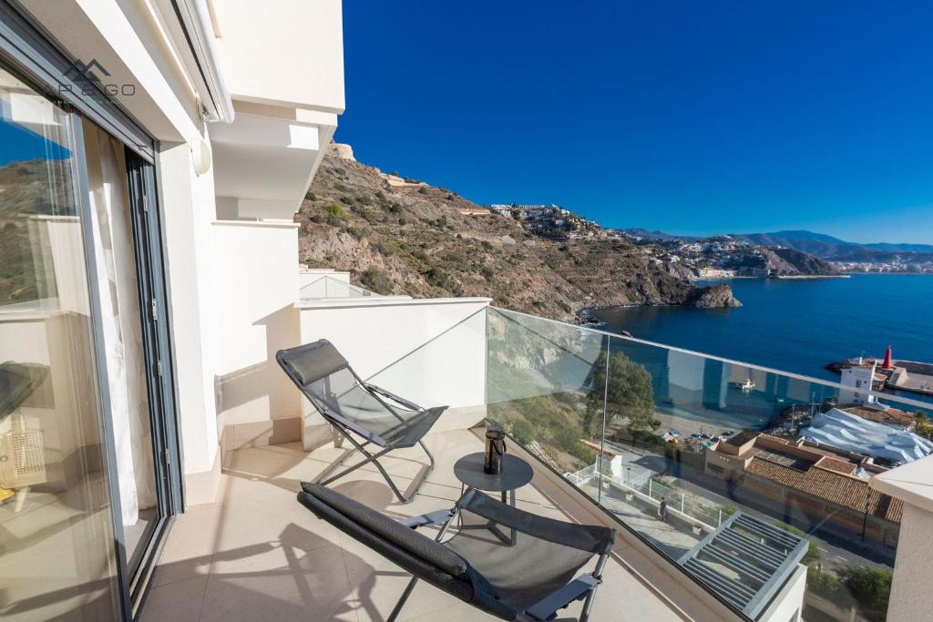 balcone con 2 sedie e vista sull'oceano di Sky Marina Luxury a La Herradura