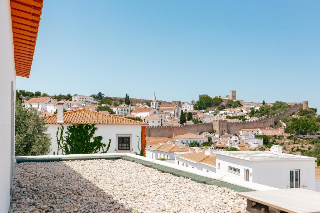 vistas a la ciudad desde el techo de una casa en Retiro do Castelo en Óbidos