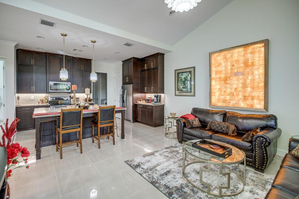 Η κουζίνα ή μικρή κουζίνα στο Beautiful Naples Getaway with Pool Access!